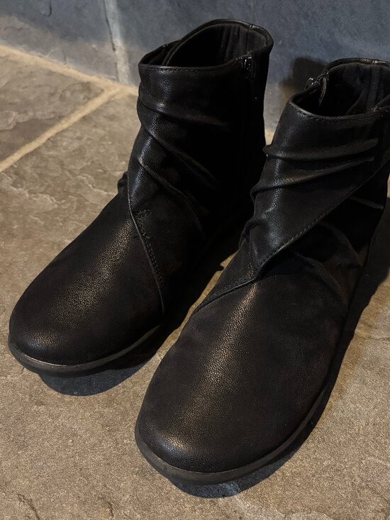 Clarks Cloudsteppers Women’s 7 Black Ankle Boots Soft Cushion Zip Comfort Shoes - Picture 4 of 13